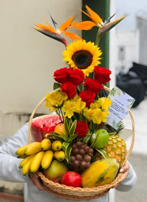 Canasta frutal ( Heliconia o Ave del Paraíso) girasol y rosas R89