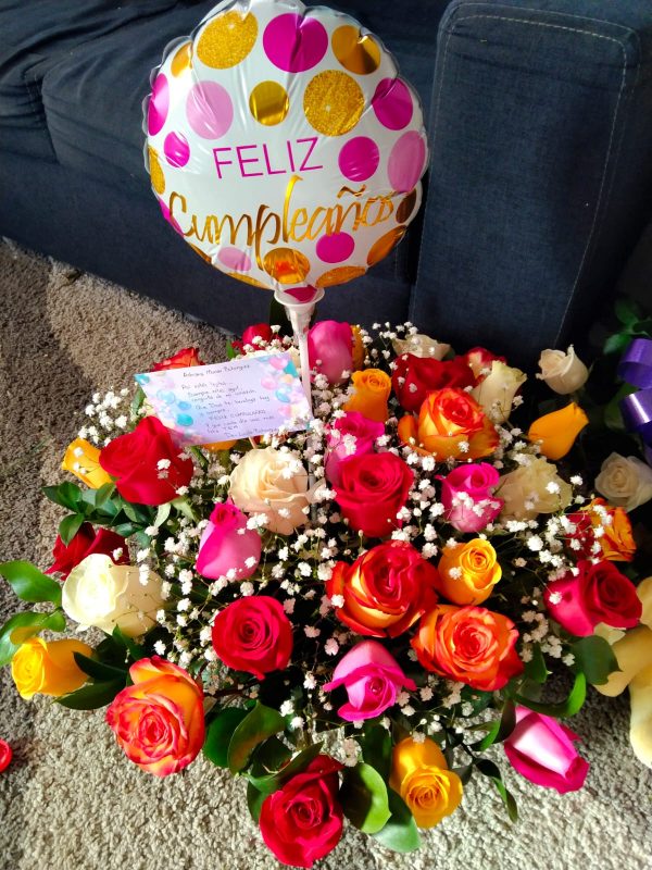 40 Rosas colores en base  de cristal y globo R88