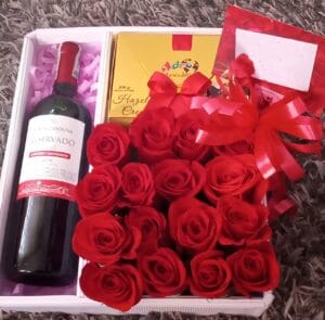 Caja por 20 rosas, vino y chocolates R114