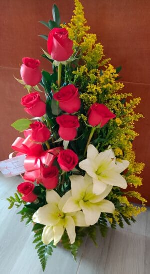 Arreglo por 10 rosas y lirios R17