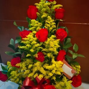 Piramide por 12 rosas y solidago R38