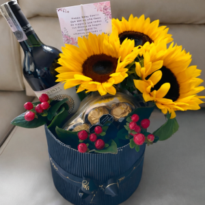 Trio de girasoles con botella de vino y ferrero corazón R171