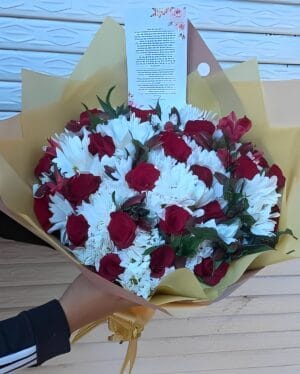 Bouquet X24 Rosas y Flores blancas (Margaritas, pompones, chirozas), en Papel Coreano R 176