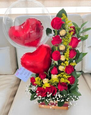 Arreglo de rosas, ferrero y globos R181